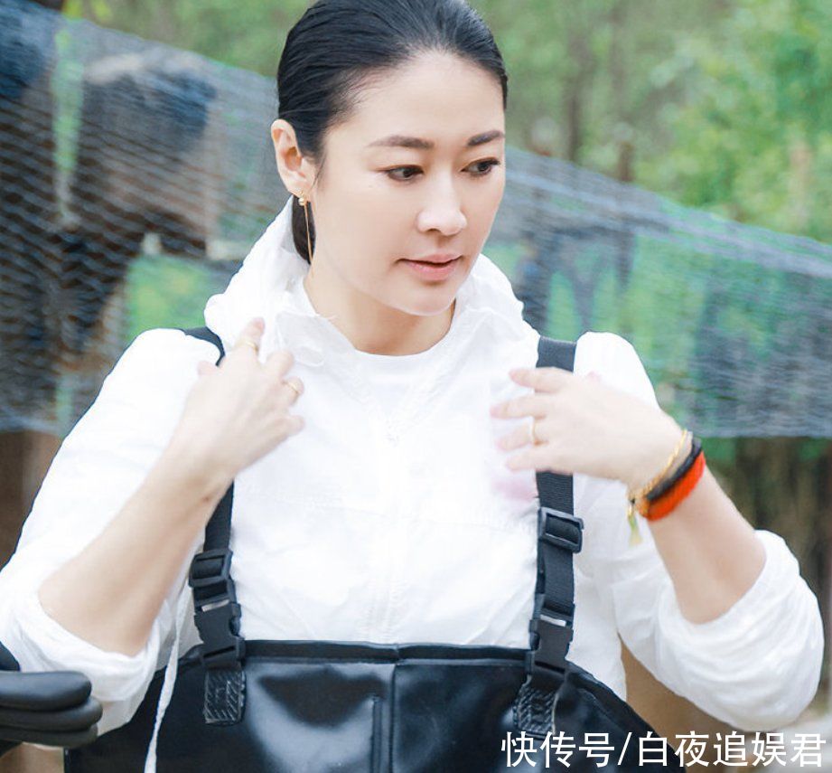 官宣定档|《向往5》迎来两位女嘉宾,合照中何炅让出C位,黄磊都靠边坐