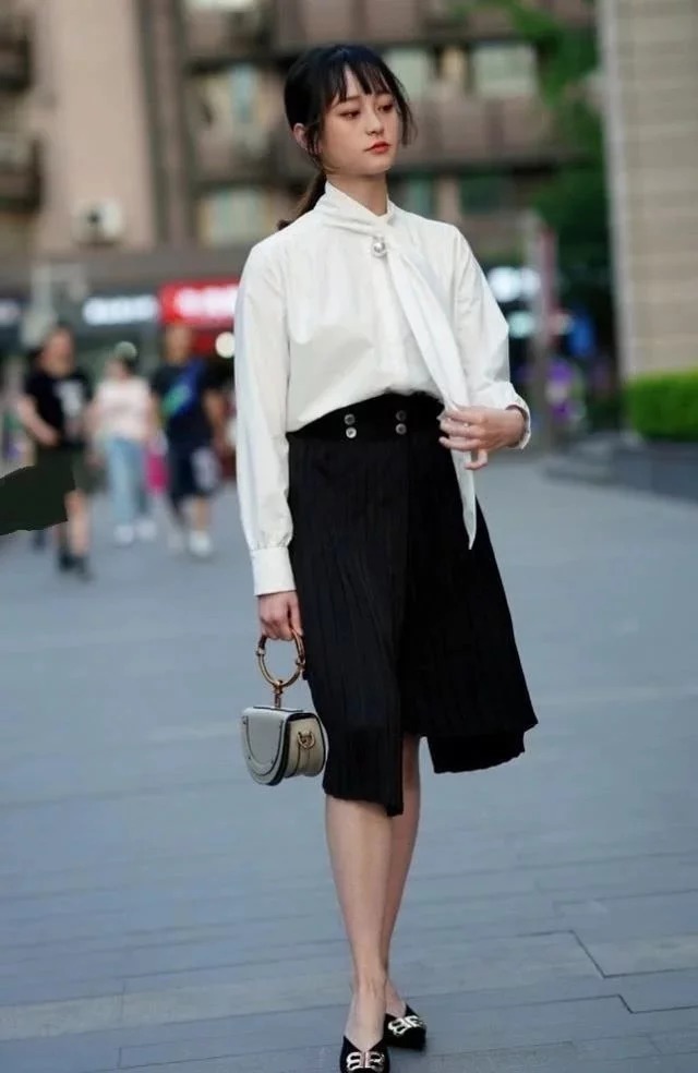 街拍:米黄色吊带+高腰黑色短裤,小姐姐楚楚可人