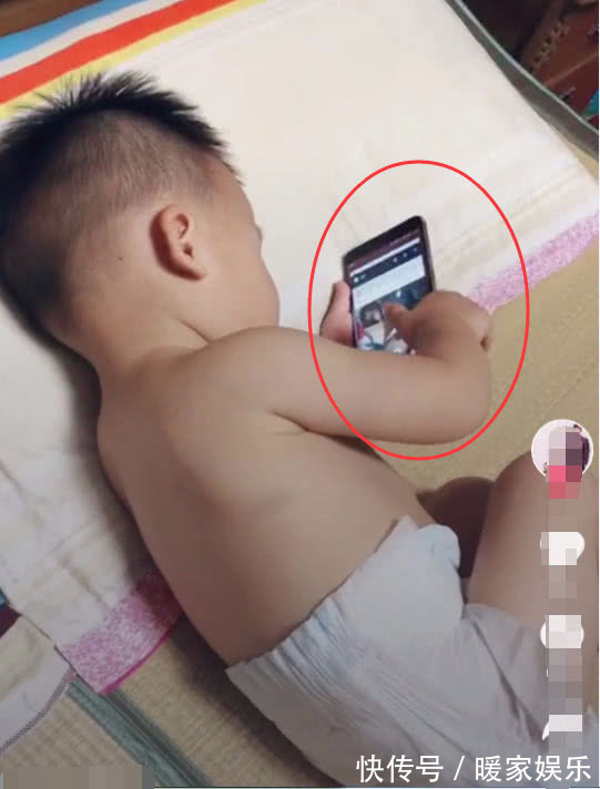 宝宝|一岁宝宝偷玩老爸手机,爸爸洗澡回来,看到后吓一跳