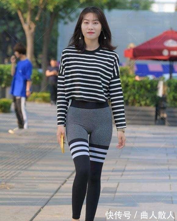 搭配 深色打底裤搭配花色上衣,变身“小细腿”,打造随性休闲风!
