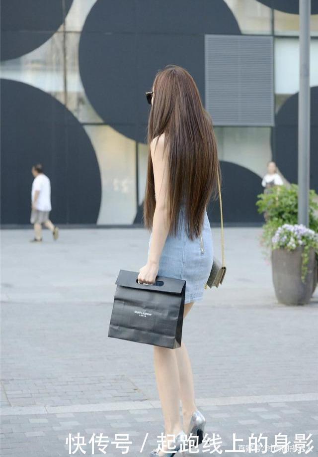 初秋牛仔裙穿搭,浅色系的风格,休闲清爽又减龄耐看