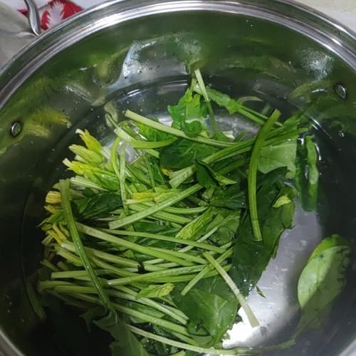 菠菜鸡蛋，是一款清爽的菜，不油腻