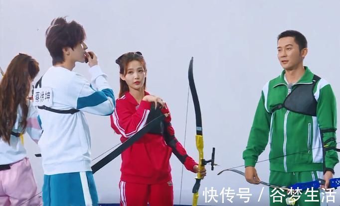 蔡徐坤射出首個(gè)移動(dòng)靶10環(huán)，baby反應(yīng)亮了，素質(zhì)不是裝出來的