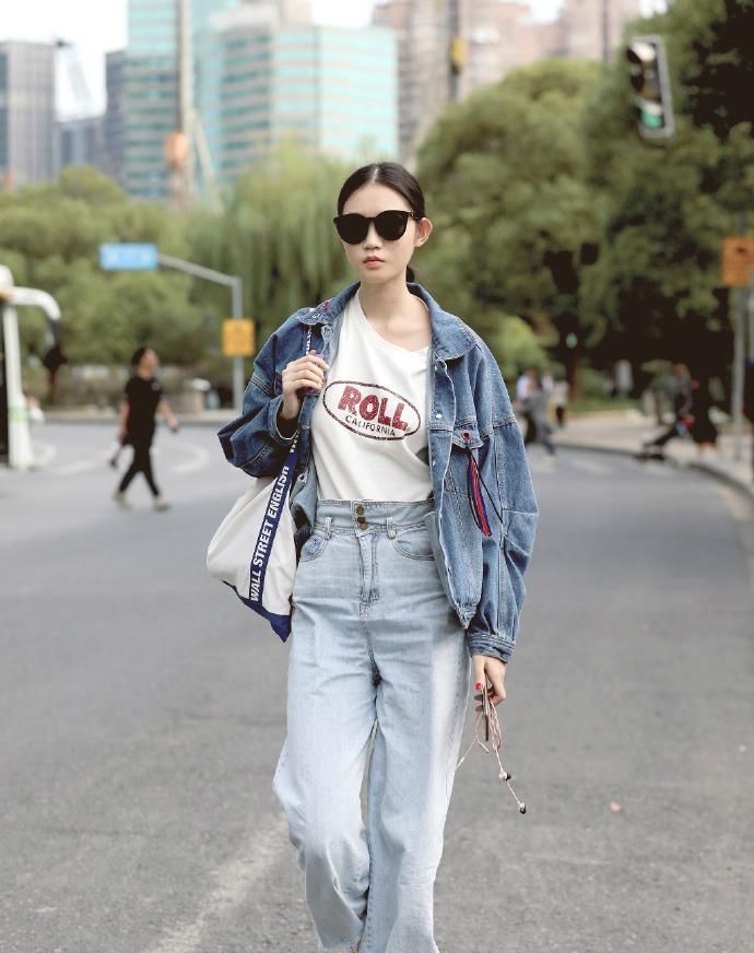 长发披肩|长发披肩的美女,条纹短袖配豹纹短裙,青春活力气质