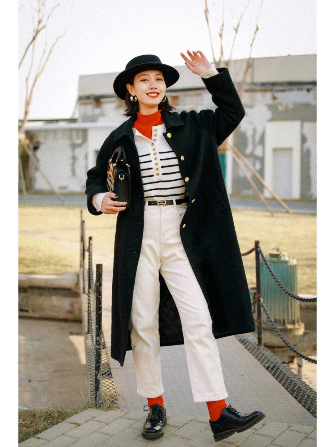 烟管裤|今年秋冬，有种穿法叫“大衣+裤子”火了，上身后没想到那么气质