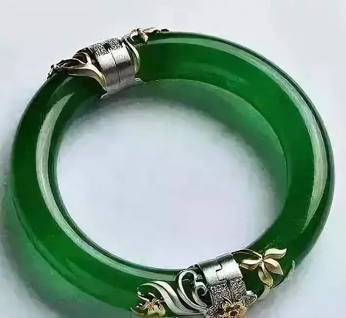 放进|3万买来的手镯不小心磕断了,是放进盒子封尘,还是……