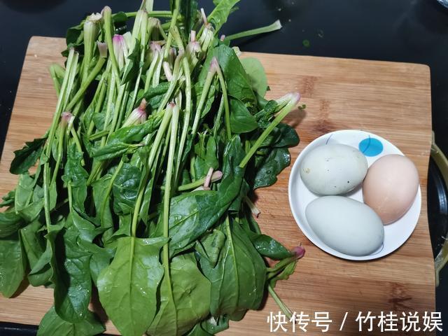 快手凉拌小菜,鸡蛋片凉拌菠菜段,颜色亮眼清爽可口