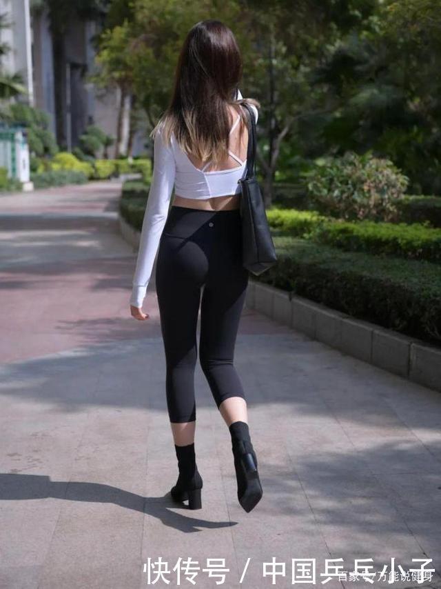 瞧,好看的人即使穿着打底裤出门,也很迷人