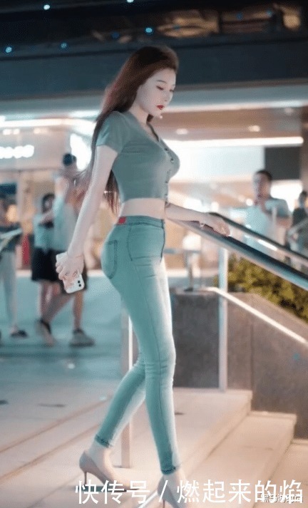 t恤衫|蓝色T恤搭配牛仔裤,映衬满满活力,“接地气”的自然美