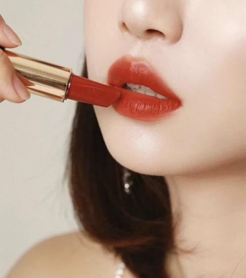 这些口红，让你显得整体的妆容很高级，黄皮的女生涂上也超级显白