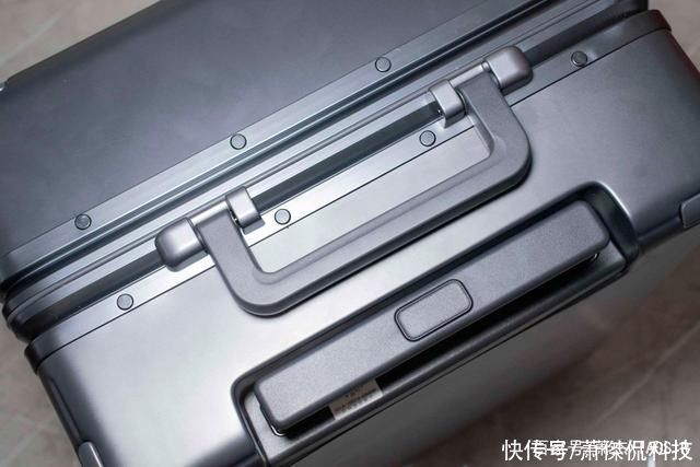 稳固安全，便于携带，说走就走的地平线8号power行李箱