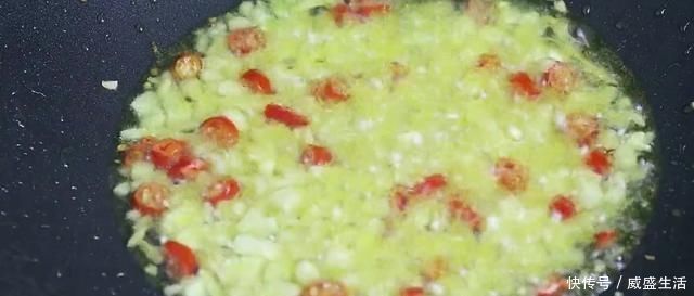 豆腐里加3个鸡蛋,不用面粉,不用油炸,上桌孩子抢着吃,解馋