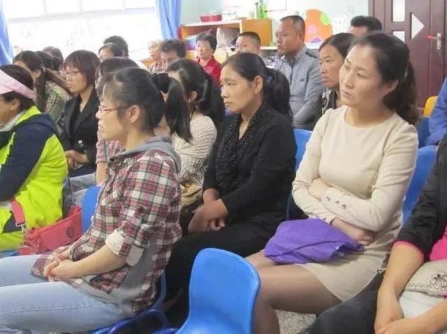 蕾丝裙|“年轻辣妈”穿蕾丝裙开家长会,家长纷纷冷脸:您是来走红毯