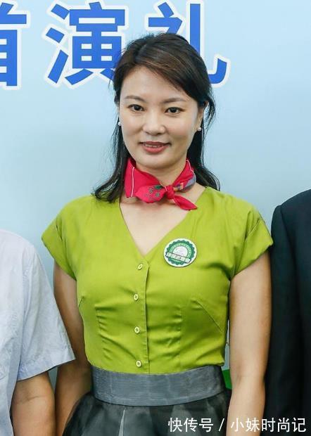 裙子|刘芳菲中年略显发福,但鹅蛋脸更精致了,身上多了一种阔太气息