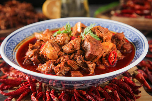 炖鸡肉，最忌直接下锅炖，多做这2步，鸡肉鲜嫩又入味，还不会腥