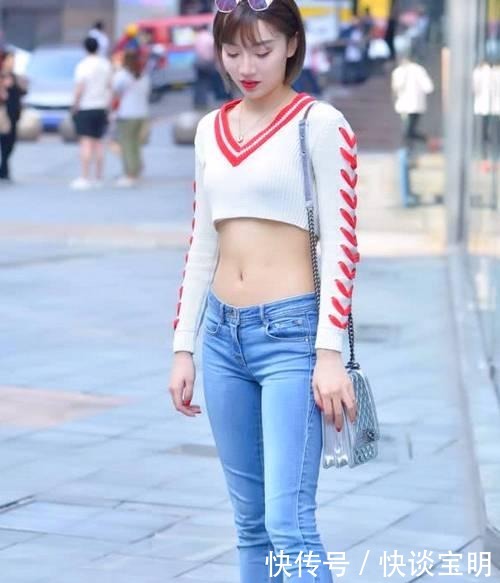 针织短装搭配牛仔修身长裤,给人的感觉却可以完全不同