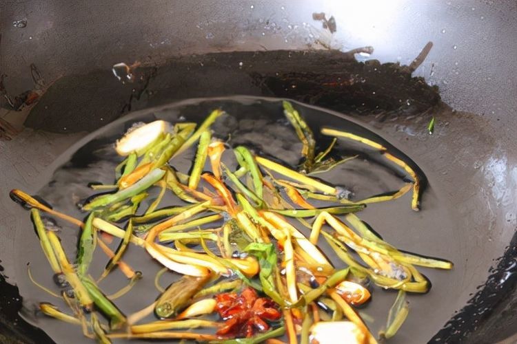 自己在家也能做葱油饼,做法简单易学,又香又脆