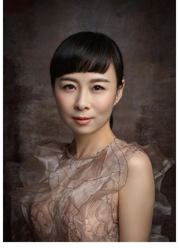 42岁生子的周瑾，还能取代一姐陈蓉回到东方卫视舞台中央吗？