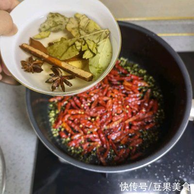 冬天吃秘制麻辣虎皮凤爪，暖身又暖心