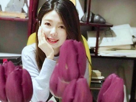 不已|美女一幅字卖了22万,让许多著名书法专家都羡慕不已