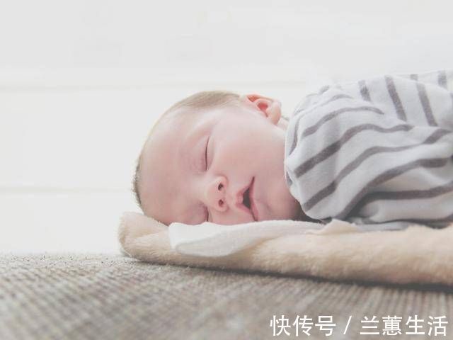 妈妈|为啥宝宝只要抱着睡,一放就醒成“睡渣”?这几个原因妈妈要知道