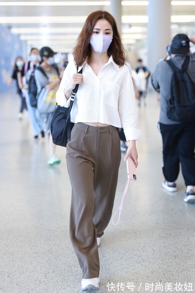 露脐装|阿Sa为秀身材太拼了,大冷天穿露脐装,看到马甲线被惊艳到