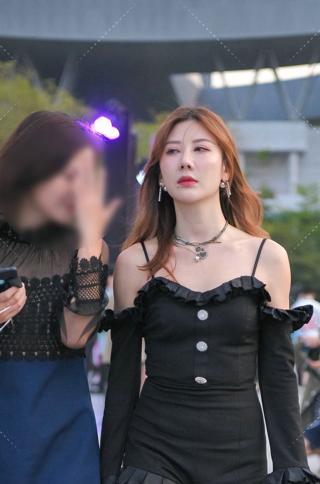 酷气|连衣裙叠加小披肩的设计，增加造型层次感，展示优雅酷气的御姐风