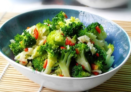 西兰花焯水用热水还是冷水教你西兰花焯水3个妙招,很多人做错