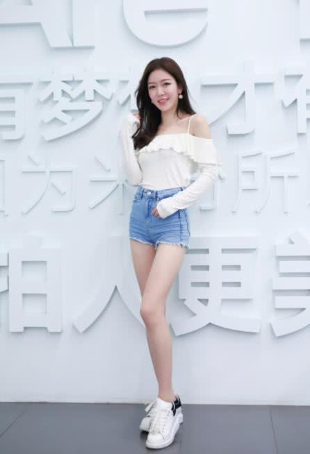 牛仔裤 打底裤整体造型干净挺阔,轻松就能穿出迷人线条感