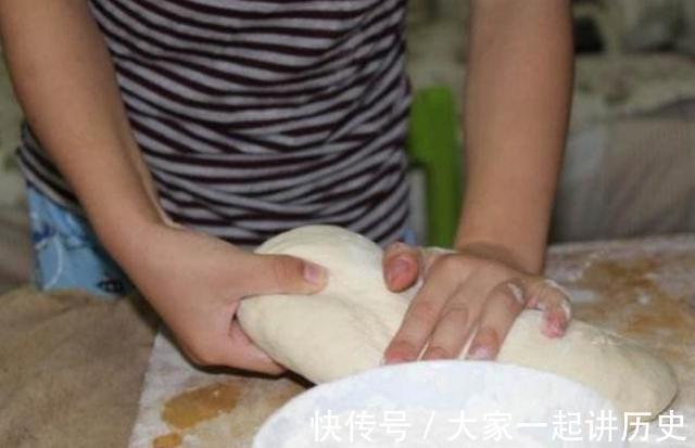 蒸馒头,光加酵母是错误的!偷偷加点它,馒头香软更好吃