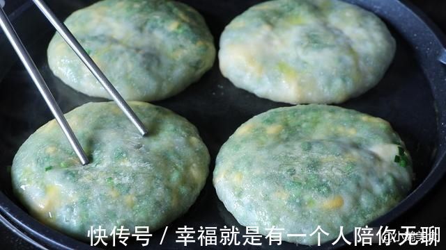 面团|爱吃韭菜盒子，这个方法就够了，不和面不擀皮，薄皮大馅太香了