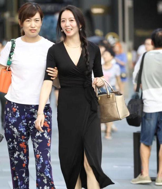 街拍:貌美如花的小姐姐,一身优雅的穿搭,尽显女神风采