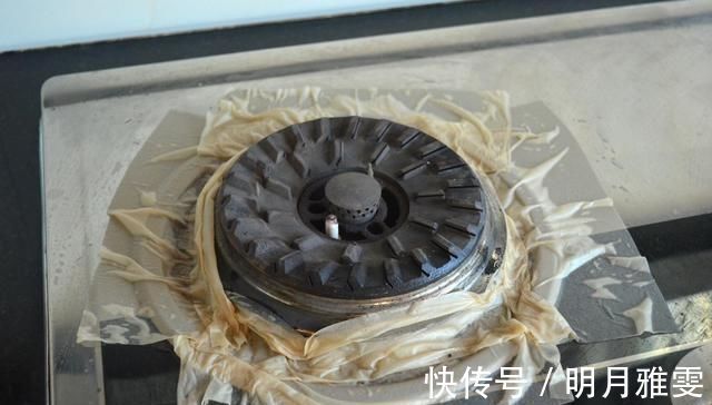 不管煤气灶有多脏,教你一招,不用一滴水,再脏的灶台一擦就干净