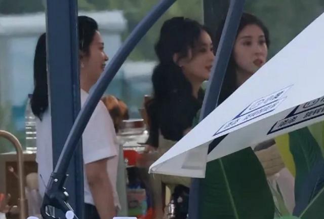 穿搭|赵丽颖异装回归《中餐厅5》,路透装备太“潮”,同行两人引注意