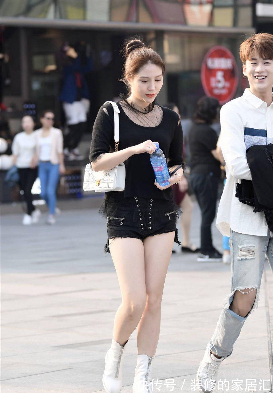 秋天 白色拉链马丁靴,小女生才喜欢这样的搭配风格,选择黑色短裤衬托