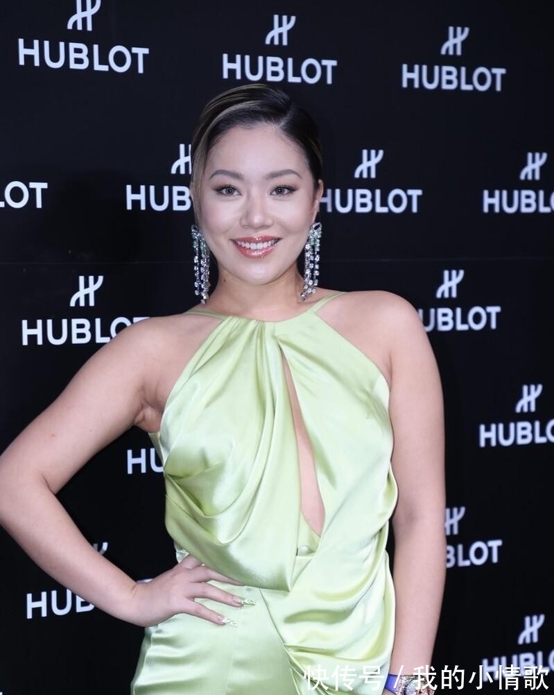 缎面 王菊穿衣风格有变化,苹果绿缎面裙清新大方,身材丰腴有型