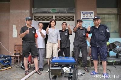 报业集团|风雨同舟 用爱发电 报业集团团委联合腾讯、红十字会紧急救助内涝小区