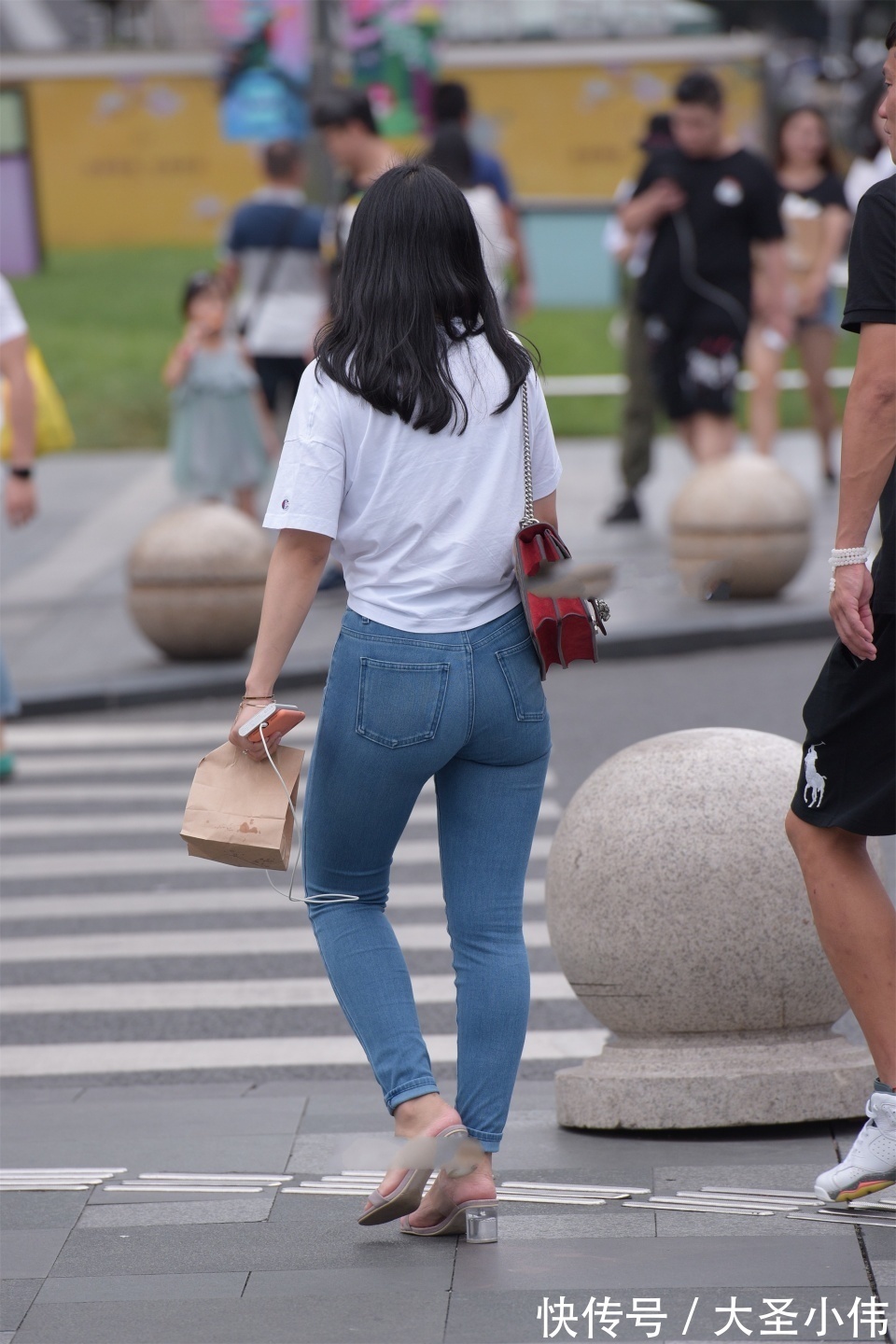 衣服|美女街拍:这位美女的纯情魅力不可抵挡,有一种岁月静好的感觉,撩人心弦