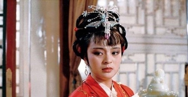 黛玉&王熙凤敢随意调侃林黛玉,为何从不开宝钗玩笑:这才是棋逢对手