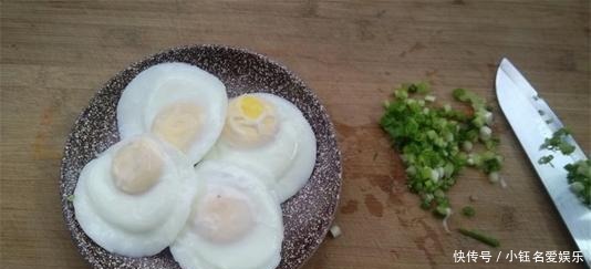 开水|水煮荷包蛋为什么出现蛋散和白泡泡,大厨:开水不可以将鸡蛋下锅