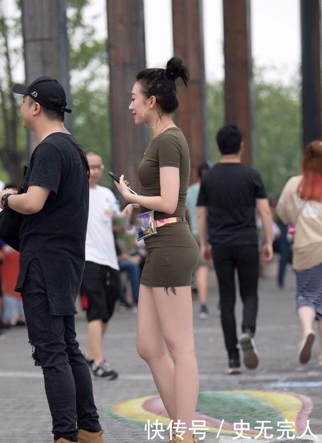 时尚街拍:纹身小姐姐pk军绿小美女,各有千秋,难分上下!