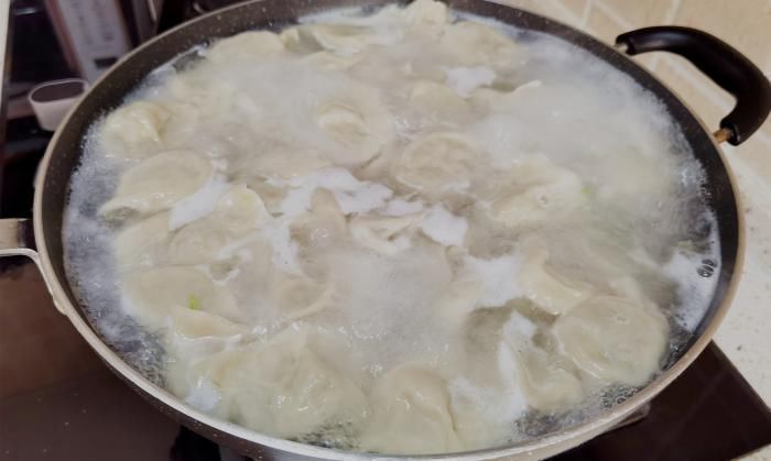 黄豆酱|包白菜饺子,记住老师傅的“2放2不放”,饺子鲜嫩多汁,特好吃