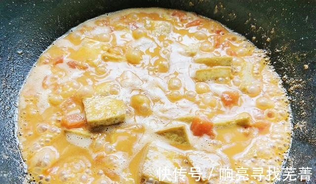 蛋黄泥|最近爱上豆腐这么吃，加2样食材，绵软酥沙还入味，一盘能下2碗饭！