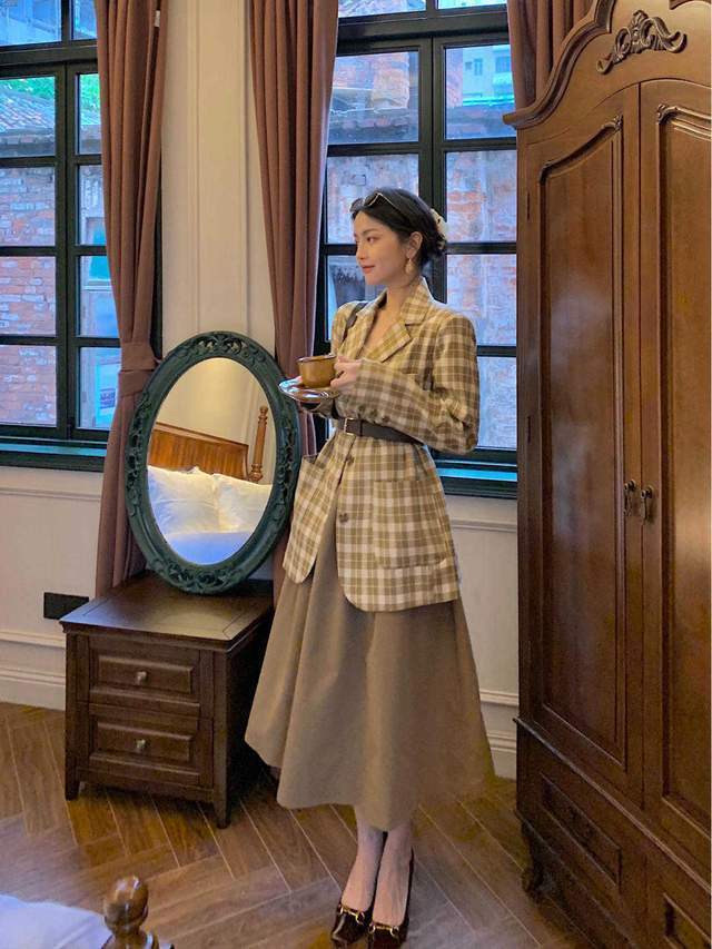 穿搭|立秋后,用西服搭配裙子时髦又显气质,小个子的女生都爱了