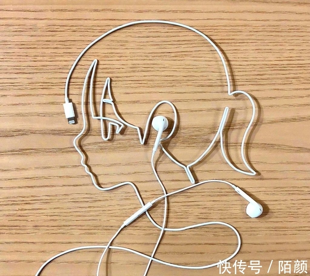 |幽默笑话:跟闺蜜去洗澡 突然发现了一个秘密场地