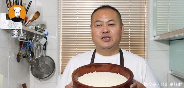  绝活|鸡蛋液倒入大米里面，原来这么好吃，老保姆的拿手绝活，太解馋了