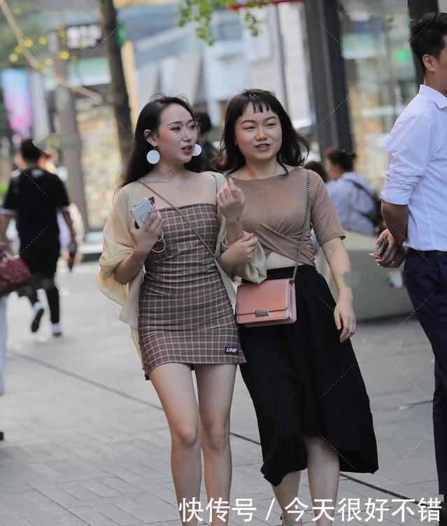 时尚界|淡黄慵懒雪纺毛衣，搭配格子裙，性感可爱时尚俏皮