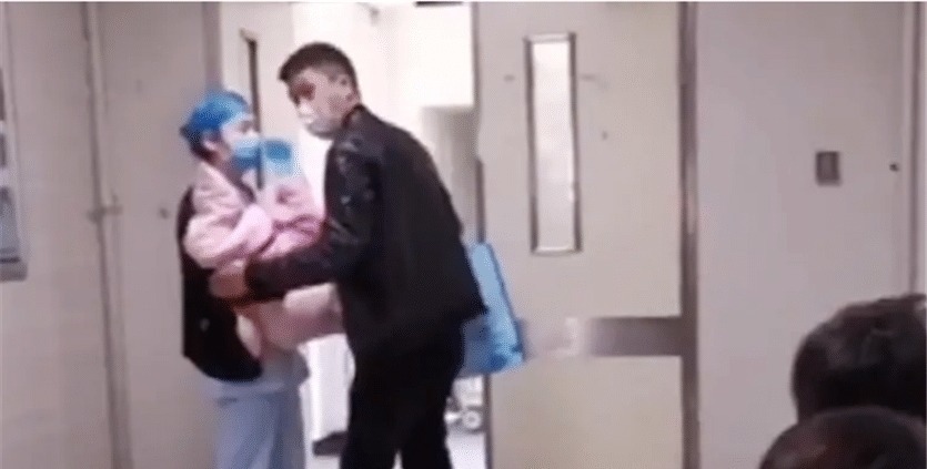 独生子女|护士报喜生了双胞胎儿子,宝爸听了拔腿就跑,网友:是我也得跑