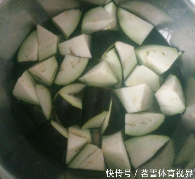 难怪|炒茄子先放油这一步很多人都错了,难怪茄子发黑油腻口感差