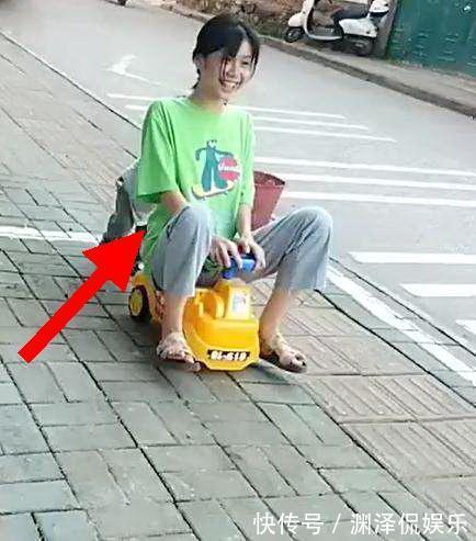 亲爱的|宝妈有事外出,把娃交给小姨带,回家推开门没一个省心的